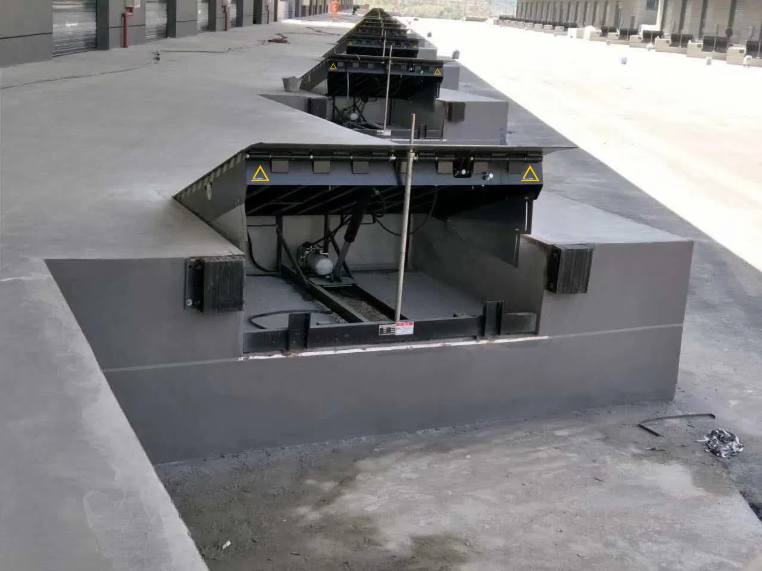 Уравнительные платформы докшелтеры и секционные ворота в Алматы